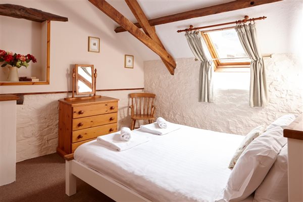 Larch king bedroom